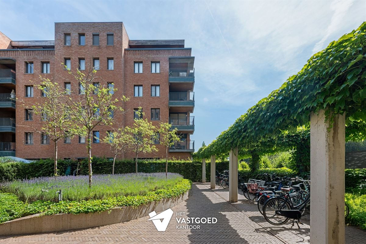 PRACHTIG GELEGEN GELIJKVLOERS APPARTEMENT (80M²) MET 1 SLAAPKAMER EN ZEER RUIM TERRAS AAN DE KEMPISCHE KAAI TE HASSELT