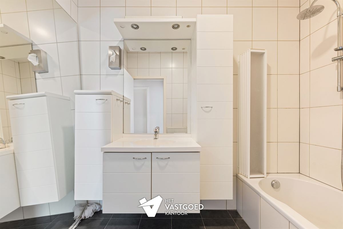 PRACHTIG GELEGEN GELIJKVLOERS APPARTEMENT (80M²) MET 1 SLAAPKAMER EN ZEER RUIM TERRAS AAN DE KEMPISCHE KAAI TE HASSELT