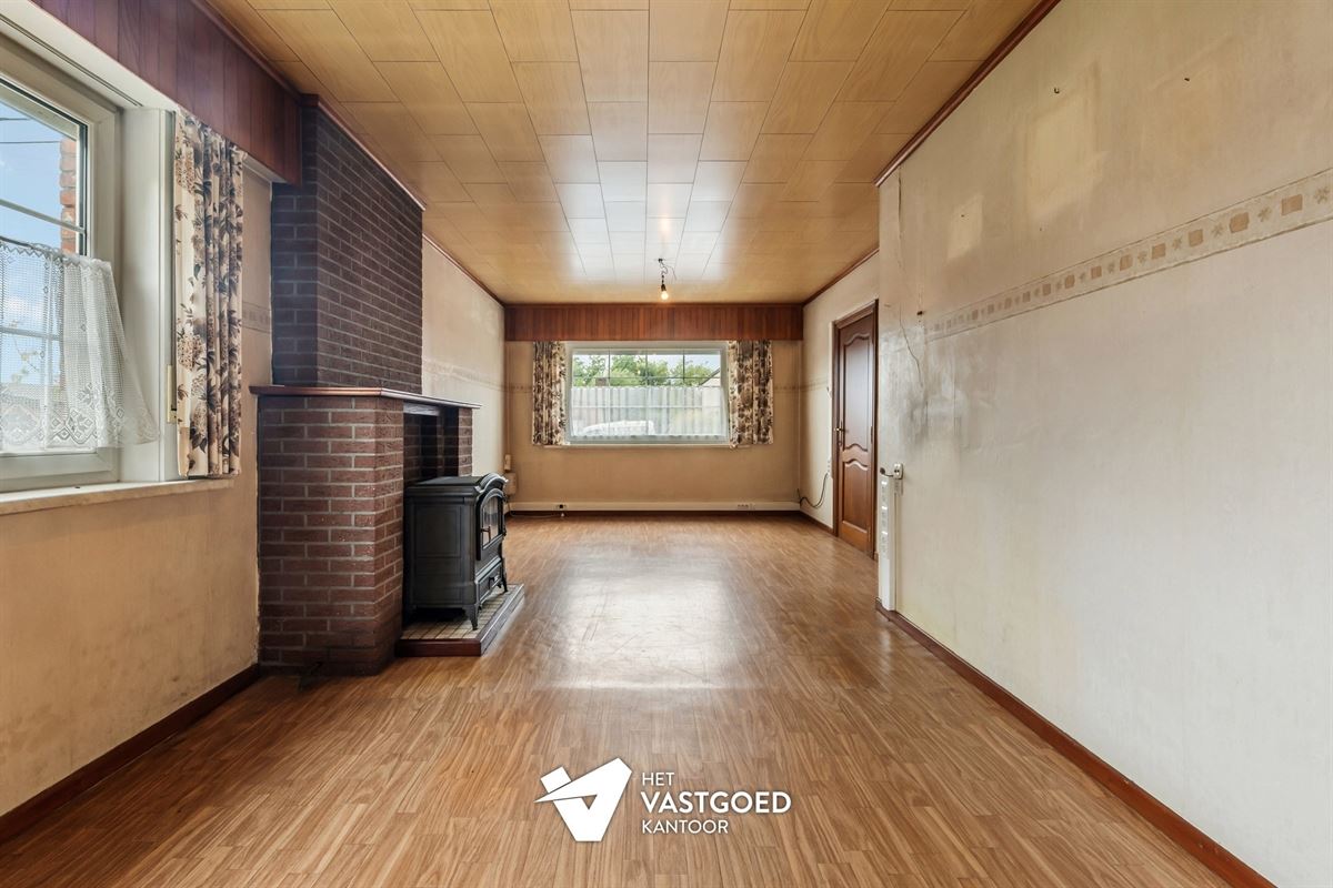 CHARMANTE TE RENOVEREN WONING, RUST GELEGEN OP EEN RUIM PERCEEL VAN 11 ARE.