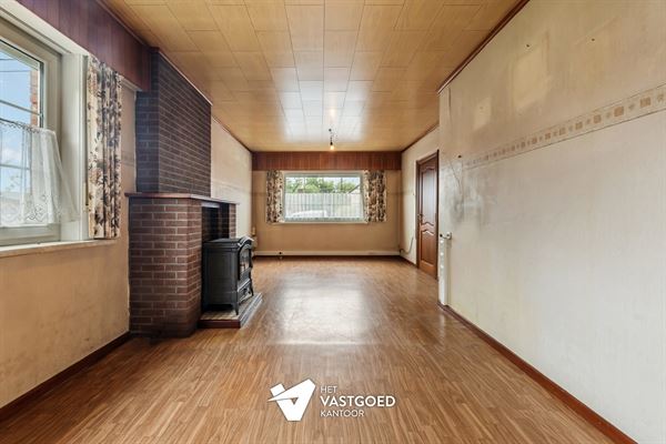 CHARMANTE TE RENOVEREN WONING, RUSTIG GELEGEN OP EEN RUIM PERCEEL VAN 11 ARE.