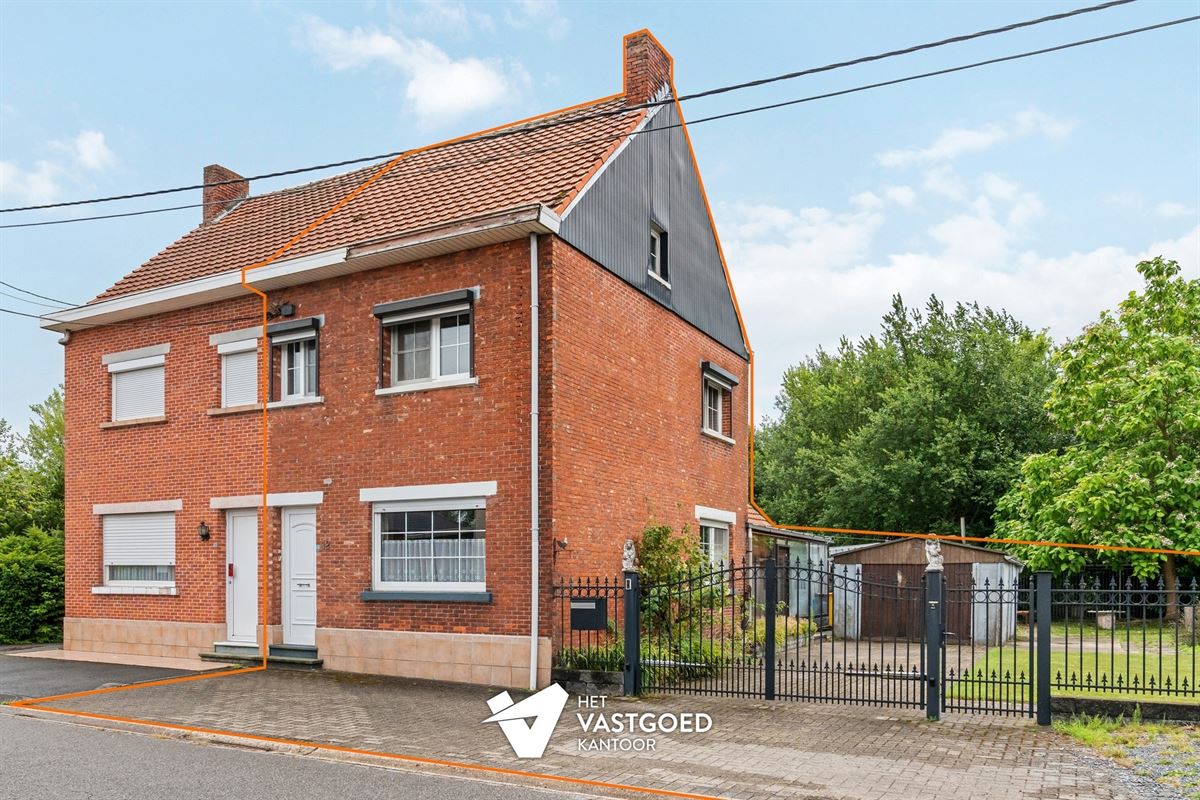CHARMANTE TE RENOVEREN WONING, RUST GELEGEN OP EEN RUIM PERCEEL VAN 11 ARE.