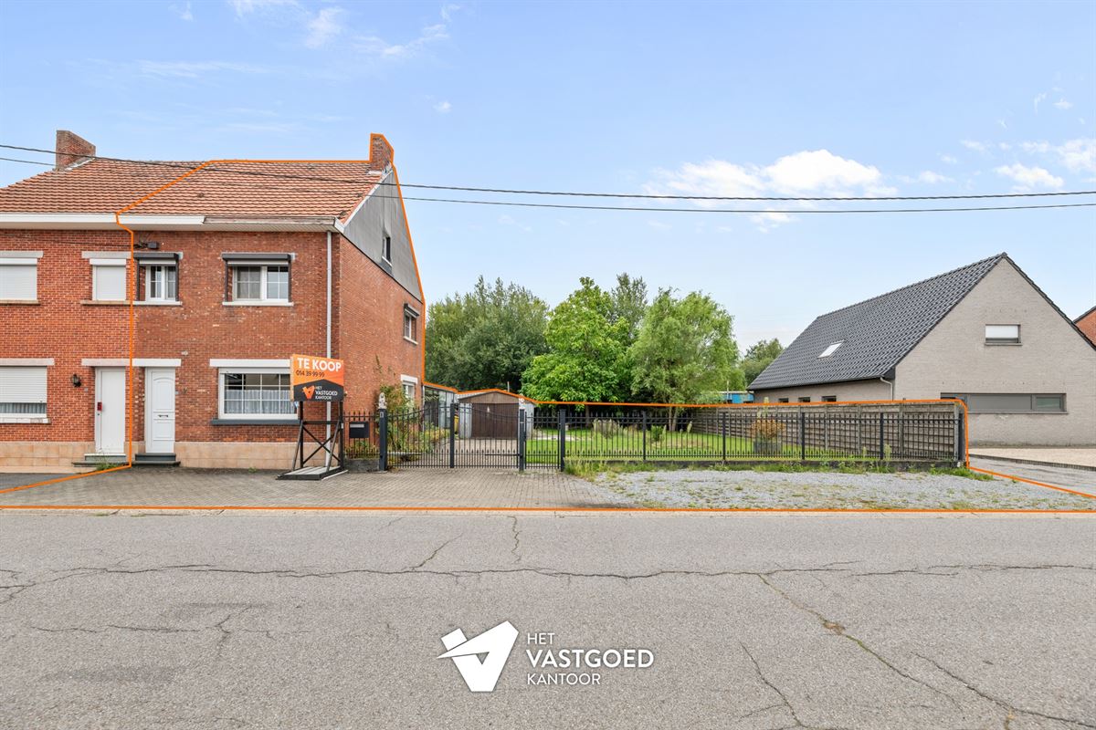CHARMANTE TE RENOVEREN WONING, RUSTIG GELEGEN OP EEN RUIM PERCEEL VAN 11 ARE.
