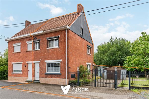 CHARMANTE TE RENOVEREN WONING, RUSTIG GELEGEN OP EEN RUIM PERCEEL VAN 11 ARE.