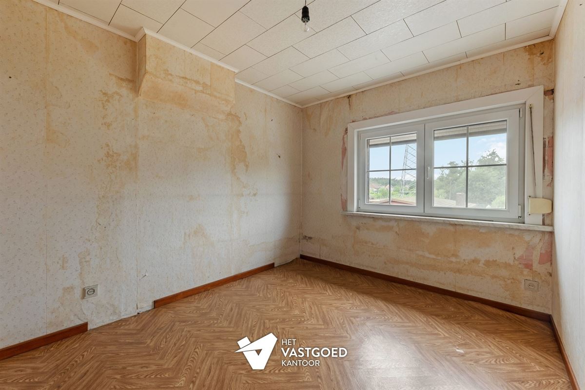 CHARMANTE TE RENOVEREN WONING, RUST GELEGEN OP EEN RUIM PERCEEL VAN 11 ARE.