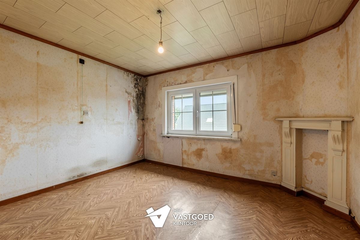 CHARMANTE TE RENOVEREN WONING, RUSTIG GELEGEN OP EEN RUIM PERCEEL VAN 11 ARE.