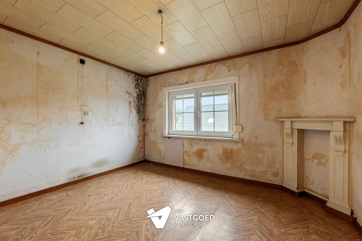 CHARMANTE TE RENOVEREN WONING, RUST GELEGEN OP EEN RUIM PERCEEL VAN 11 ARE.