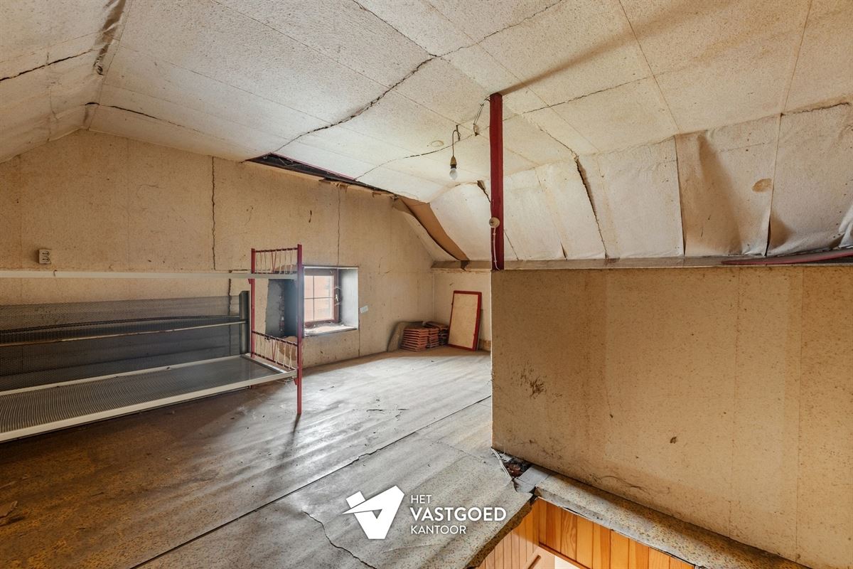 CHARMANTE TE RENOVEREN WONING, RUSTIG GELEGEN OP EEN RUIM PERCEEL VAN 11 ARE.