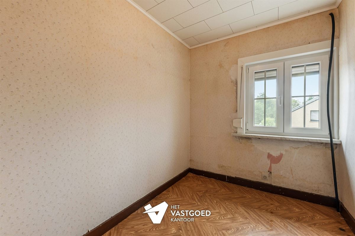 CHARMANTE TE RENOVEREN WONING, RUST GELEGEN OP EEN RUIM PERCEEL VAN 11 ARE.