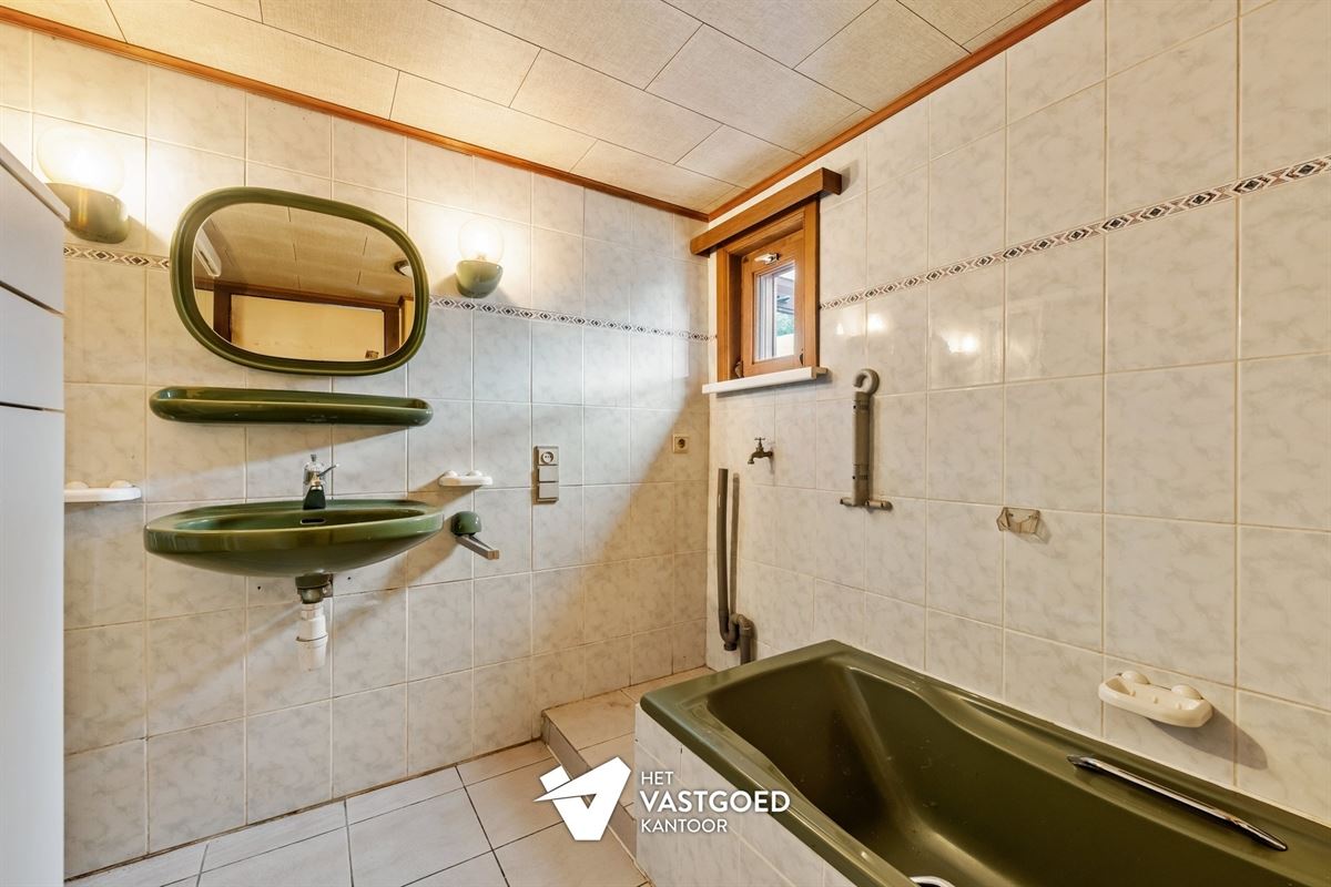 CHARMANTE TE RENOVEREN WONING, RUSTIG GELEGEN OP EEN RUIM PERCEEL VAN 11 ARE.