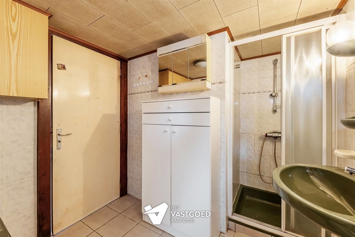 CHARMANTE TE RENOVEREN WONING, RUSTIG GELEGEN OP EEN RUIM PERCEEL VAN 11 ARE.