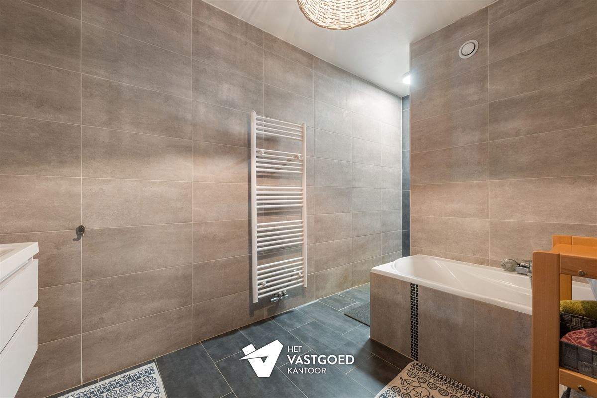 PERFECT ONDERHOUDEN EN ENERGIEZUINIG GELIJKVLOERS APPARTEMENT (165M²) EN TUIN TE BERINGEN