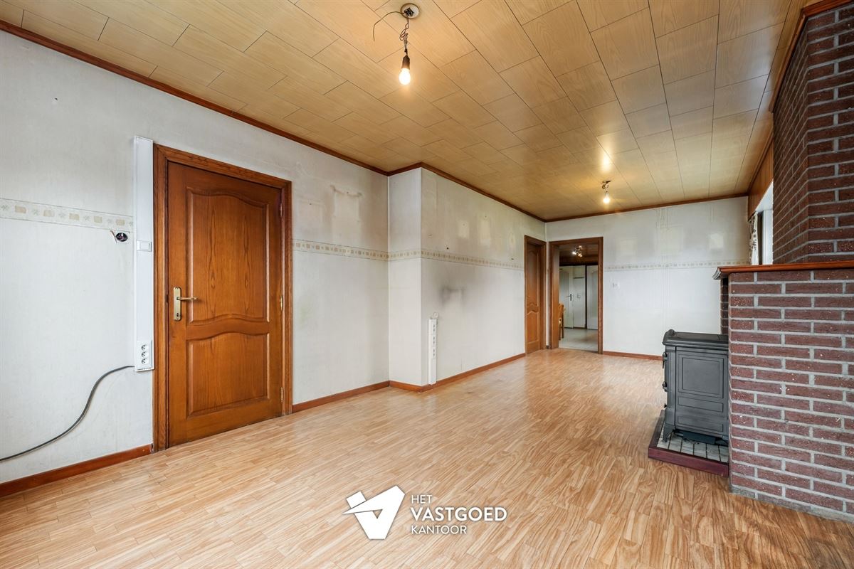 CHARMANTE TE RENOVEREN WONING, RUST GELEGEN OP EEN RUIM PERCEEL VAN 11 ARE.
