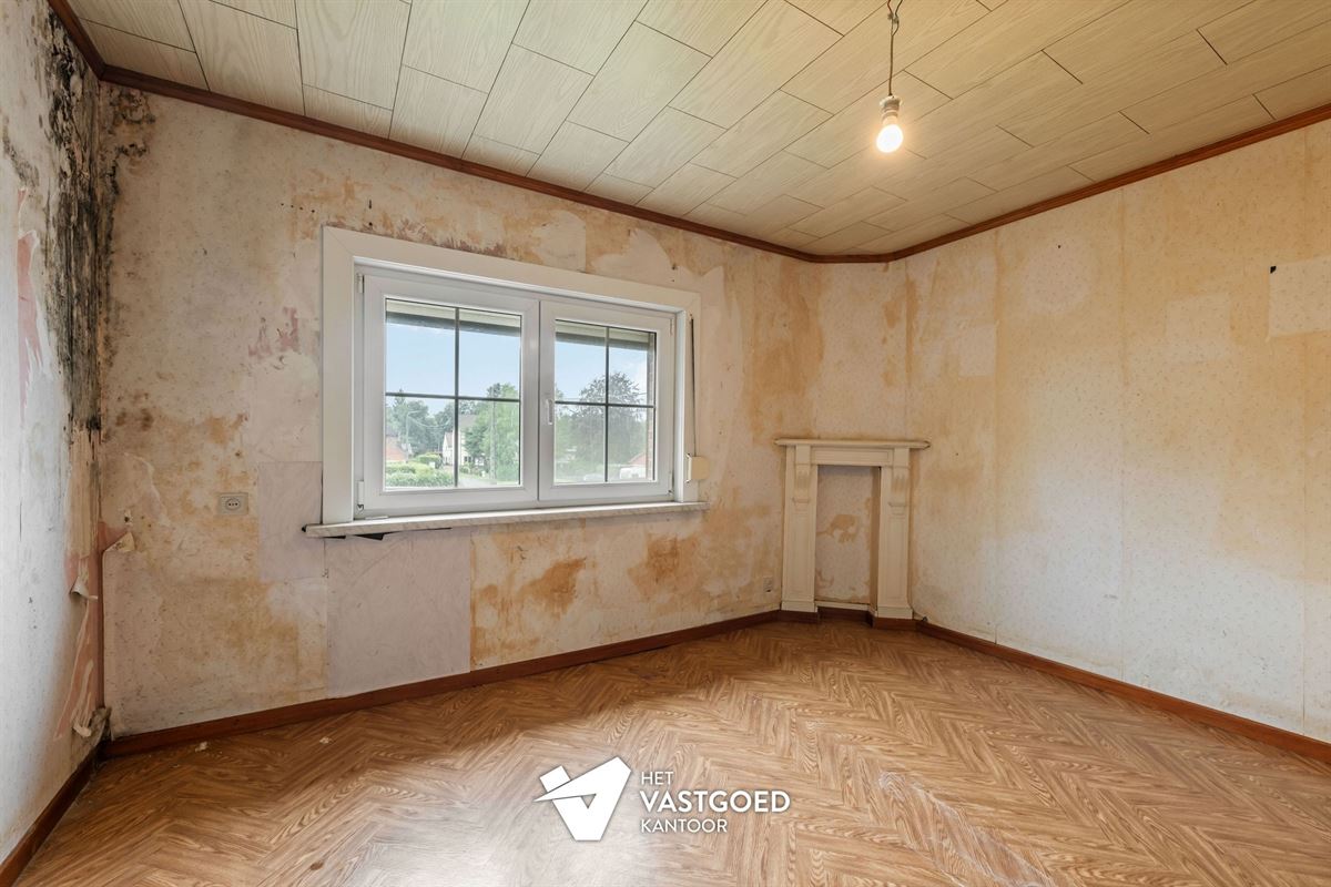 CHARMANTE TE RENOVEREN WONING, RUST GELEGEN OP EEN RUIM PERCEEL VAN 11 ARE.