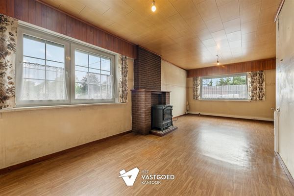 CHARMANTE TE RENOVEREN WONING, RUSTIG GELEGEN OP EEN RUIM PERCEEL VAN 11 ARE.