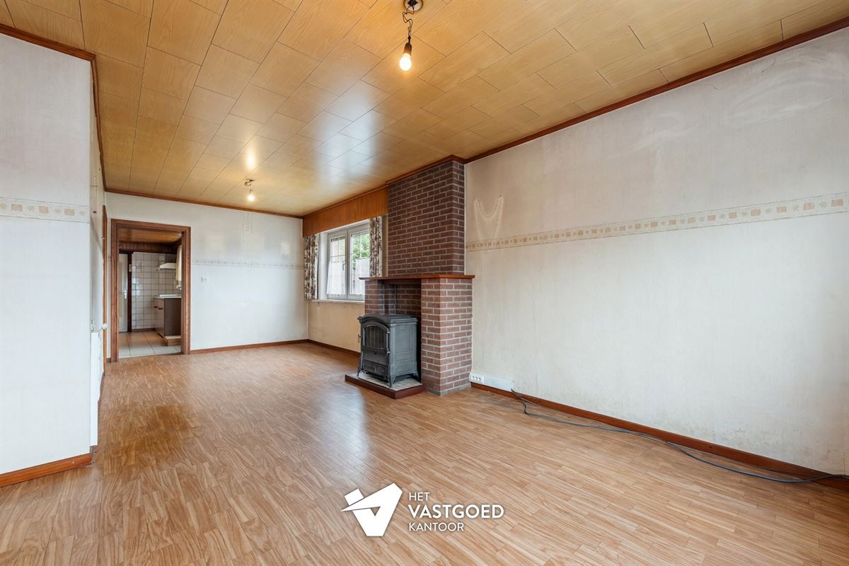 CHARMANTE TE RENOVEREN WONING, RUST GELEGEN OP EEN RUIM PERCEEL VAN 11 ARE.
