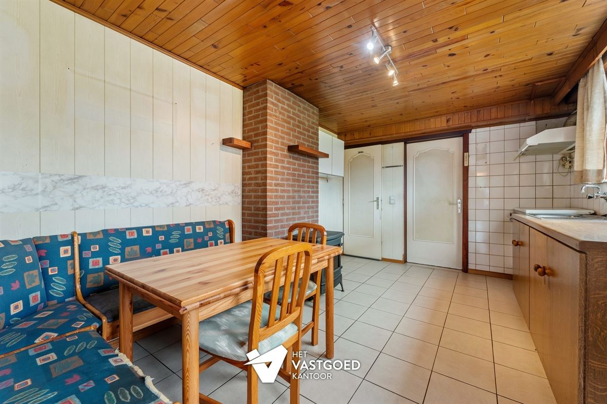 CHARMANTE TE RENOVEREN WONING, RUST GELEGEN OP EEN RUIM PERCEEL VAN 11 ARE.
