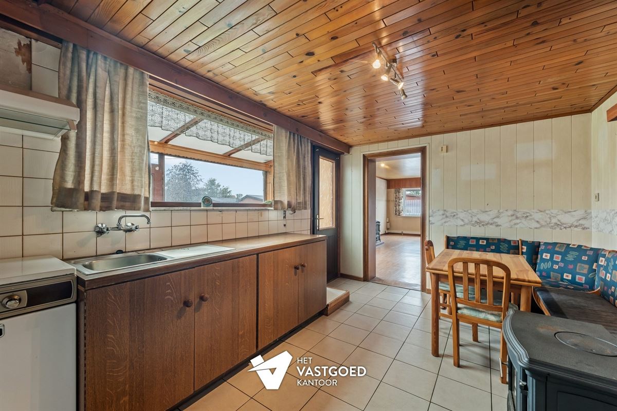 CHARMANTE TE RENOVEREN WONING, RUST GELEGEN OP EEN RUIM PERCEEL VAN 11 ARE.
