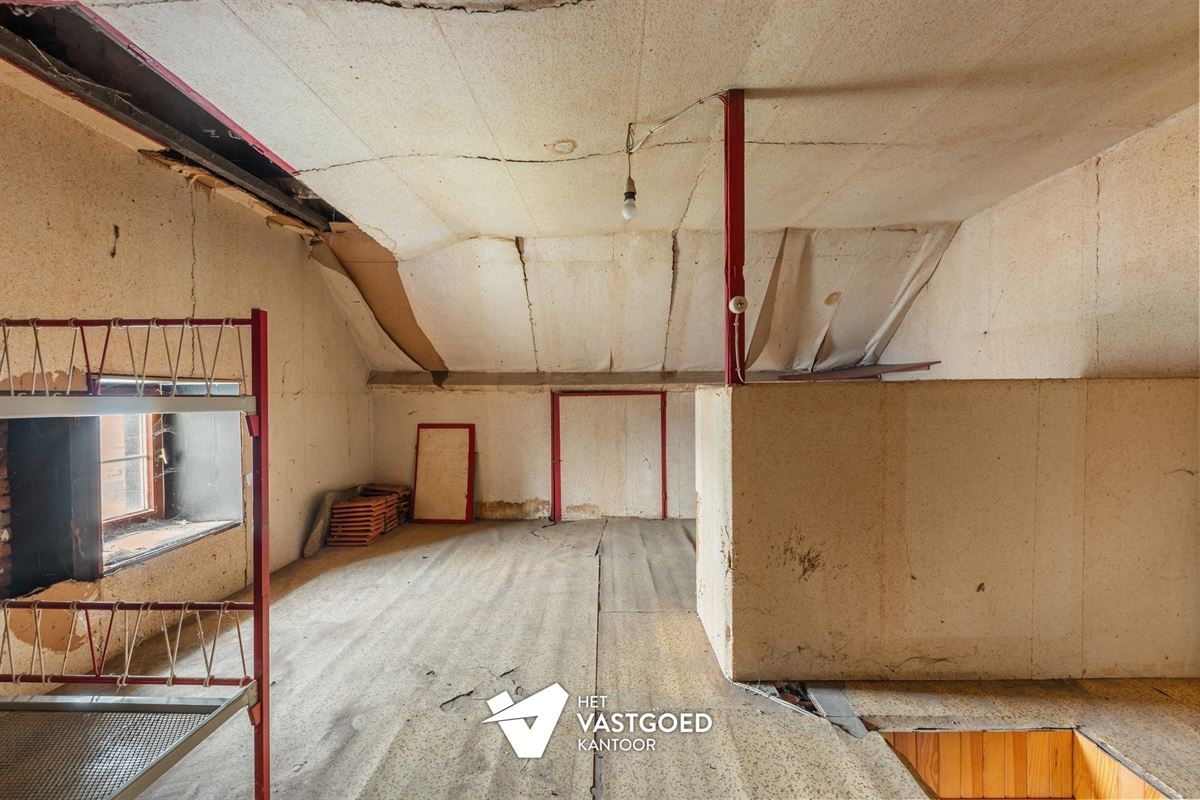 CHARMANTE TE RENOVEREN WONING, RUST GELEGEN OP EEN RUIM PERCEEL VAN 11 ARE.