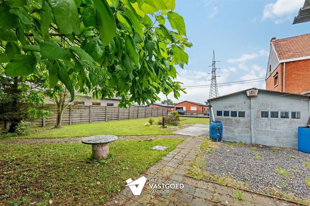 CHARMANTE TE RENOVEREN WONING, RUST GELEGEN OP EEN RUIM PERCEEL VAN 11 ARE.