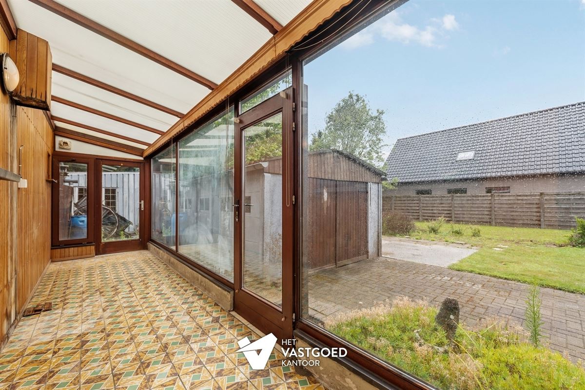 CHARMANTE TE RENOVEREN WONING, RUSTIG GELEGEN OP EEN RUIM PERCEEL VAN 11 ARE.