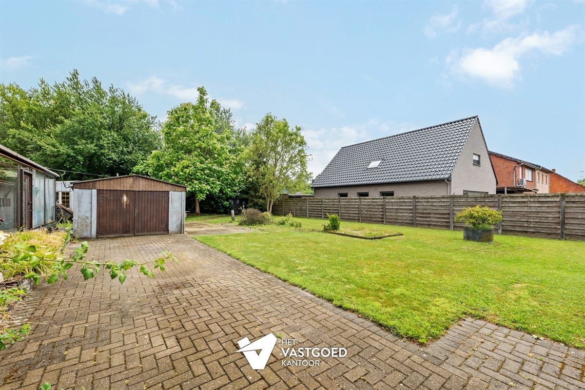 CHARMANTE TE RENOVEREN WONING, RUSTIG GELEGEN OP EEN RUIM PERCEEL VAN 11 ARE.