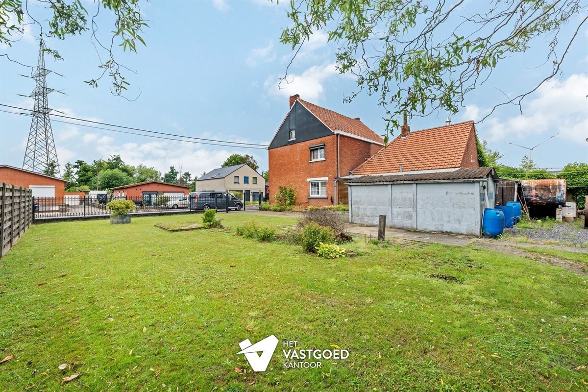 CHARMANTE TE RENOVEREN WONING, RUST GELEGEN OP EEN RUIM PERCEEL VAN 11 ARE.