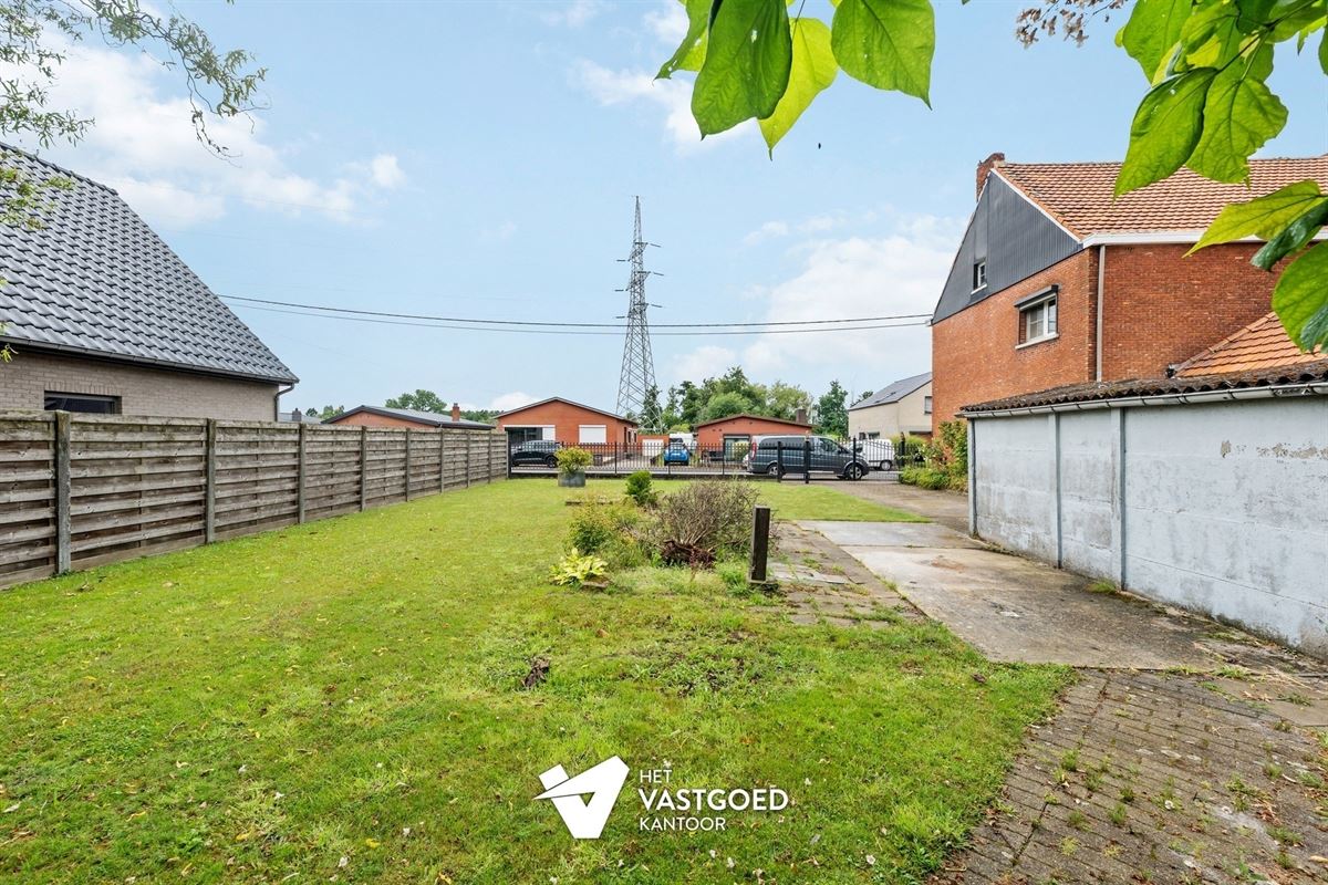 CHARMANTE TE RENOVEREN WONING, RUSTIG GELEGEN OP EEN RUIM PERCEEL VAN 11 ARE.