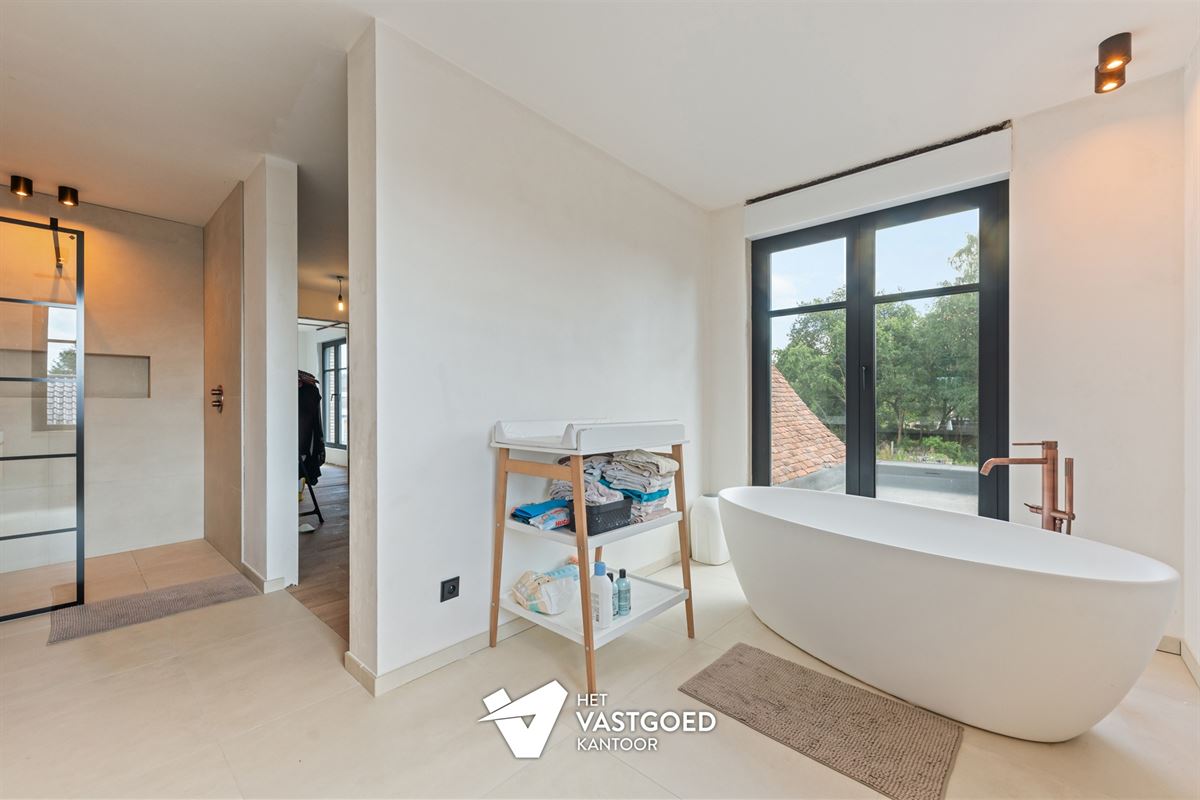 ZEER RUIME NIEUWBOUWWONING UITERST RUSTIG GELEGEN OP EEN PERCEEL VAN 1628M² TE OOSTHAM
