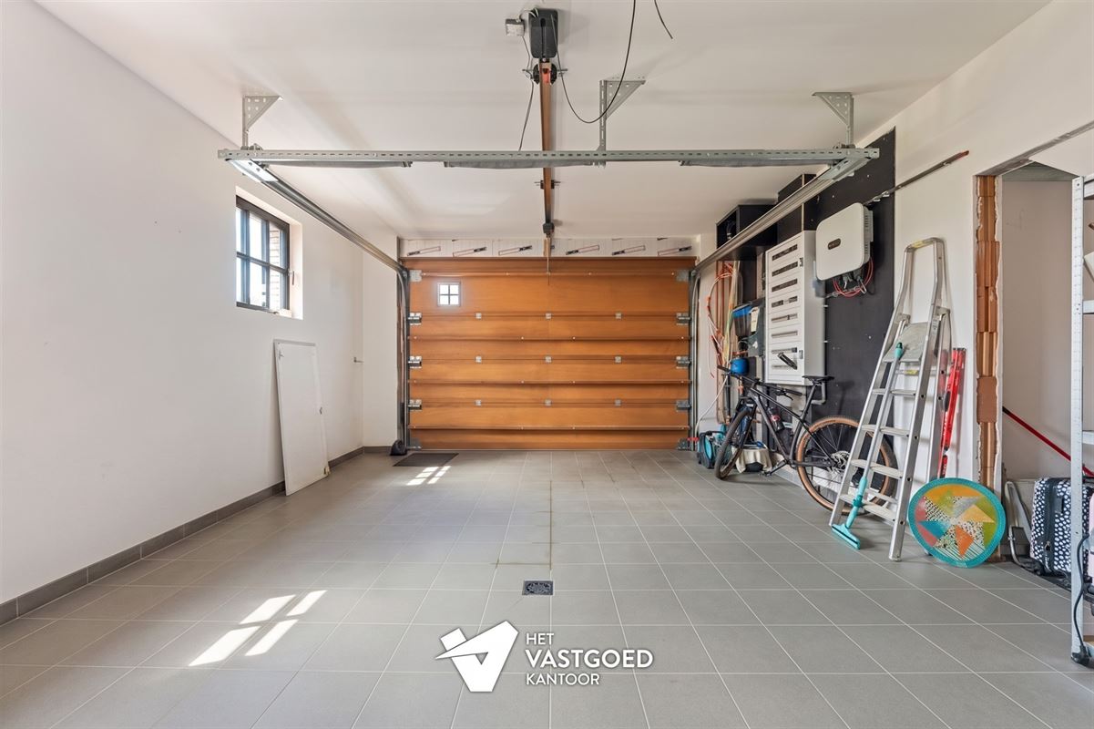 ZEER RUIME NIEUWBOUWWONING UITERST RUSTIG GELEGEN OP EEN PERCEEL VAN 1628M² TE OOSTHAM