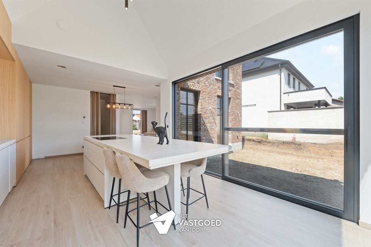 ZEER RUIME NIEUWBOUWWONING UITERST RUSTIG GELEGEN OP EEN PERCEEL VAN 1628M² TE OOSTHAM