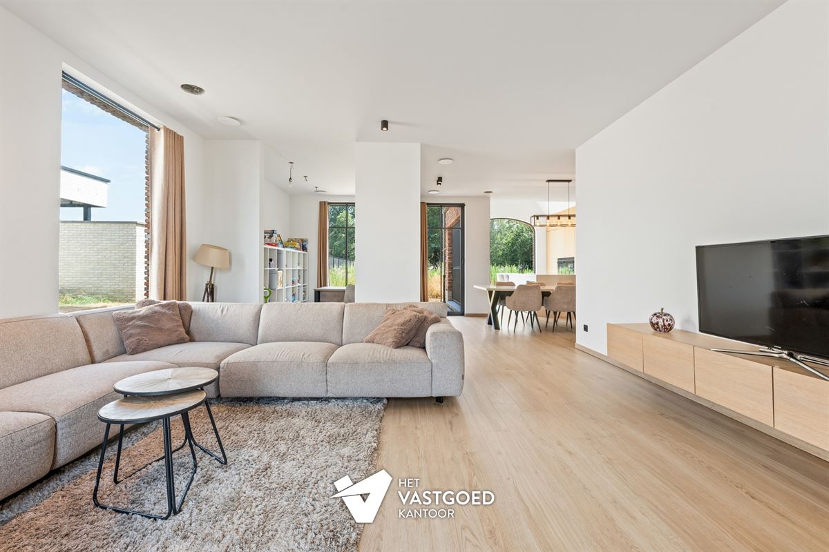 ZEER RUIME NIEUWBOUWWONING UITERST RUSTIG GELEGEN OP EEN PERCEEL VAN 1628M² TE OOSTHAM