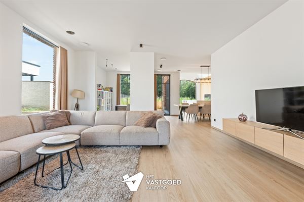 ZEER RUIME NIEUWBOUWWONING UITERST RUSTIG GELEGEN OP EEN PERCEEL VAN 1628M² TE OOSTHAM
