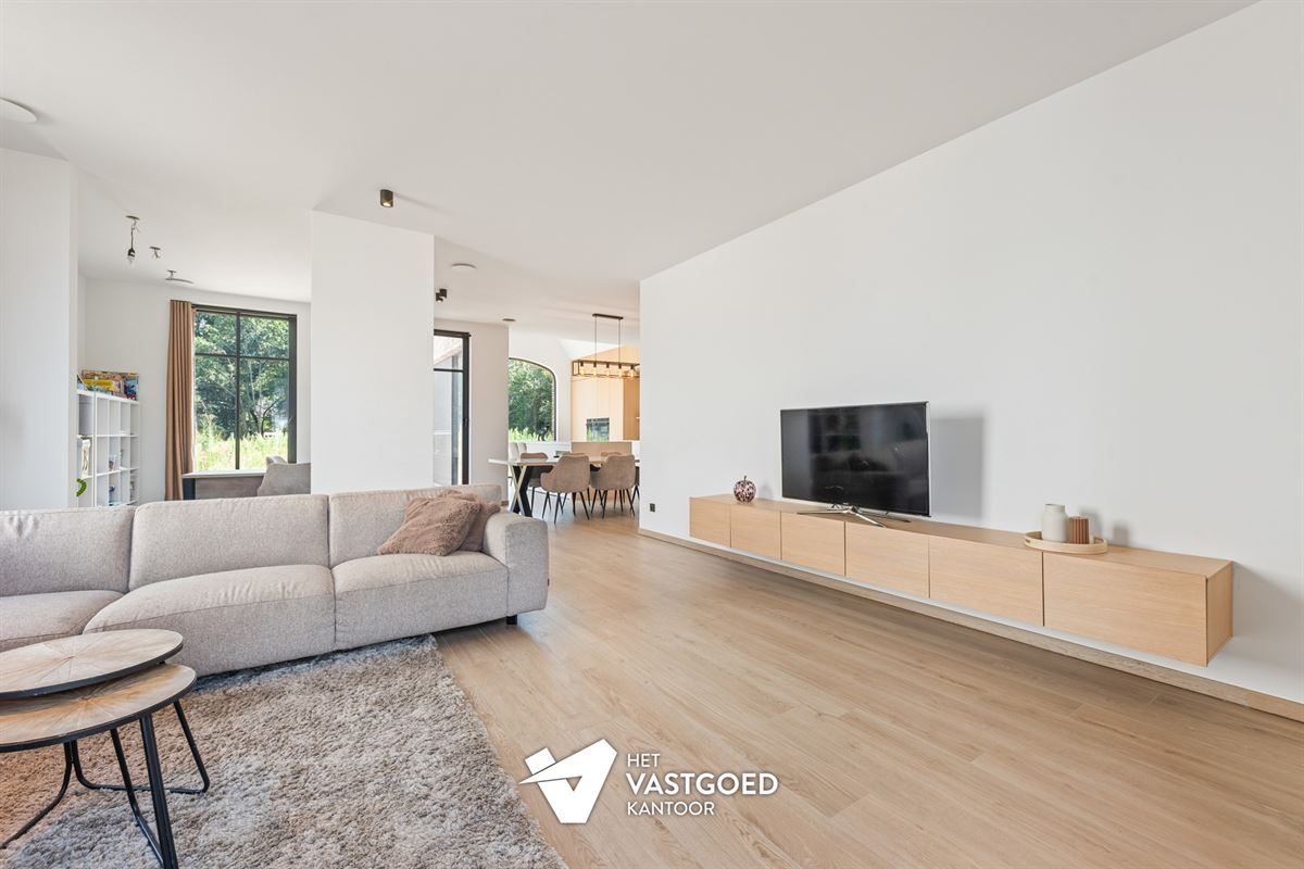 ZEER RUIME NIEUWBOUWWONING UITERST RUSTIG GELEGEN OP EEN PERCEEL VAN 1628M² TE OOSTHAM