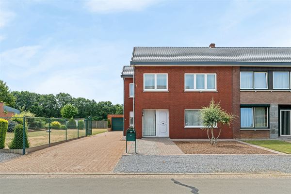 VERRASSEND RUIME OP TE FRISSEN WONING RUSTIG GELEGEN OP EEN PERCEEL VAN 5A32CA TE BEVERLO