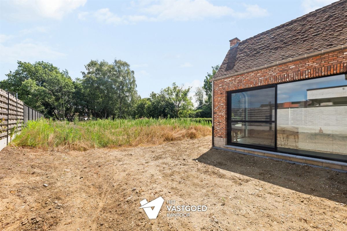 ZEER RUIME NIEUWBOUWWONING UITERST RUSTIG GELEGEN OP EEN PERCEEL VAN 1628M² TE OOSTHAM