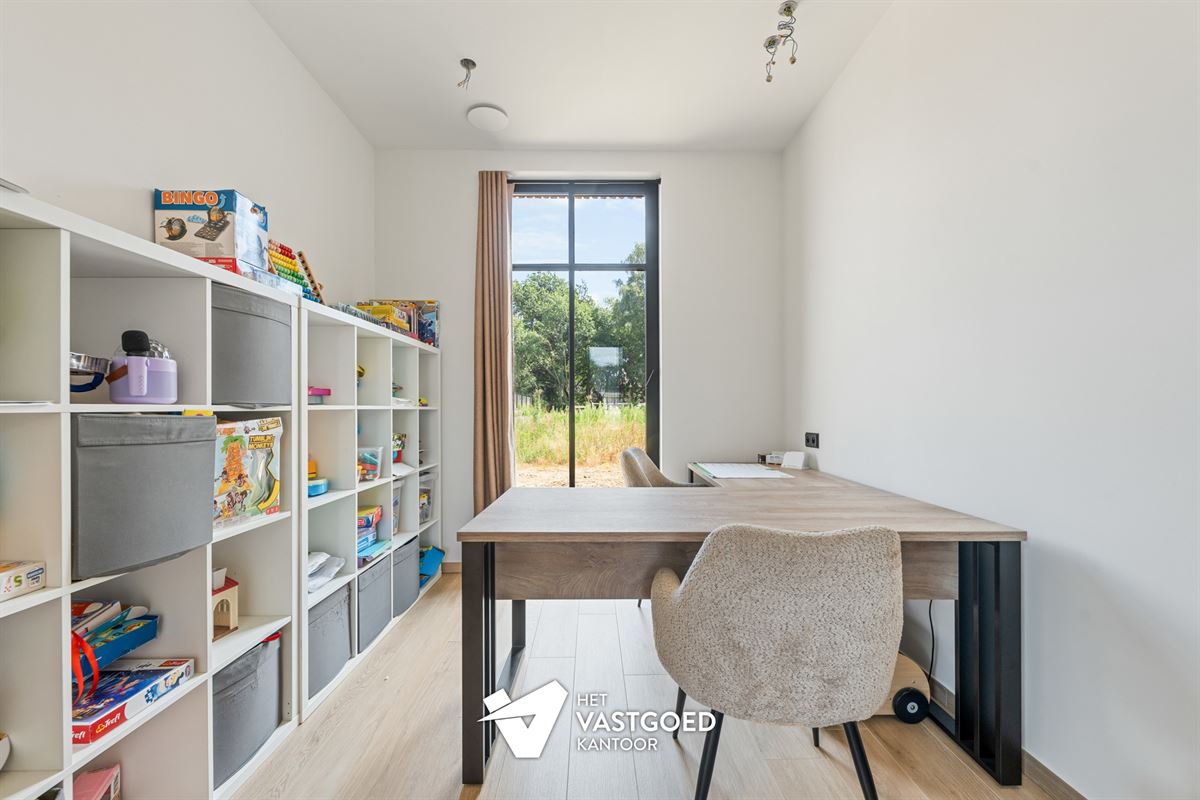 ZEER RUIME NIEUWBOUWWONING UITERST RUSTIG GELEGEN OP EEN PERCEEL VAN 1628M² TE OOSTHAM