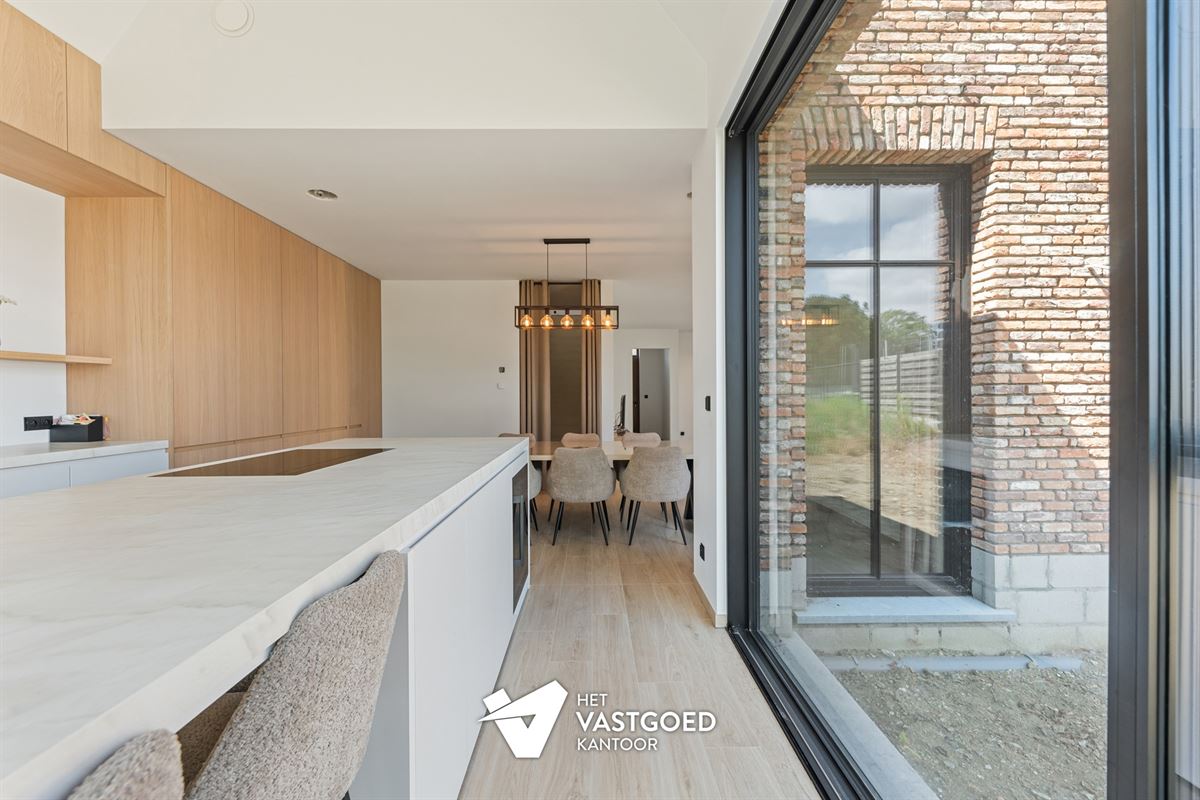 ZEER RUIME NIEUWBOUWWONING UITERST RUSTIG GELEGEN OP EEN PERCEEL VAN 1628M² TE OOSTHAM