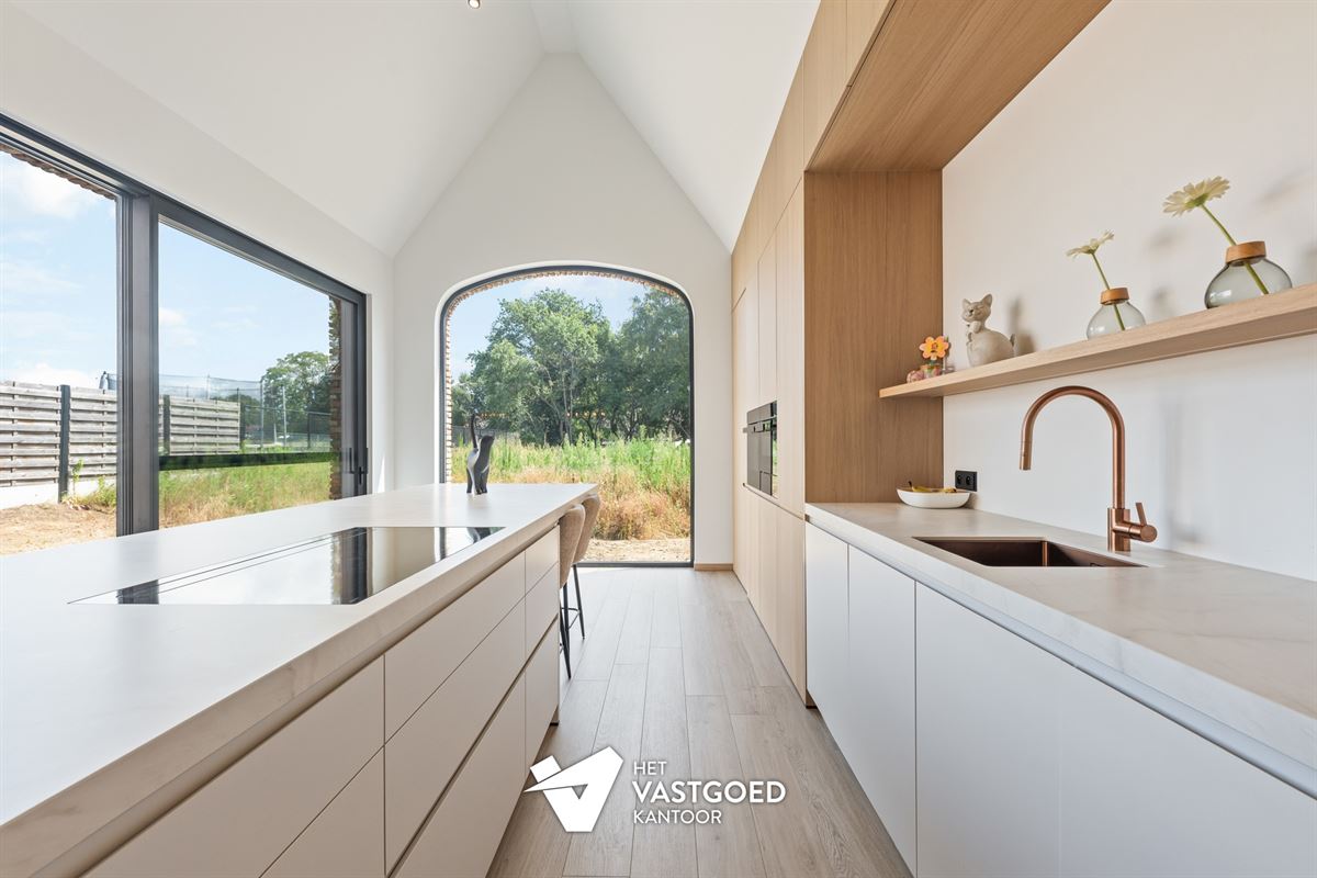 ZEER RUIME NIEUWBOUWWONING UITERST RUSTIG GELEGEN OP EEN PERCEEL VAN 1628M² TE OOSTHAM