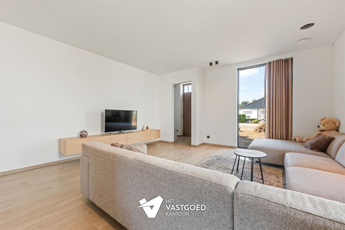 ZEER RUIME NIEUWBOUWWONING UITERST RUSTIG GELEGEN OP EEN PERCEEL VAN 1628M² TE OOSTHAM