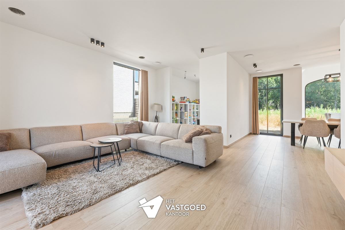 ZEER RUIME NIEUWBOUWWONING UITERST RUSTIG GELEGEN OP EEN PERCEEL VAN 1628M² TE OOSTHAM