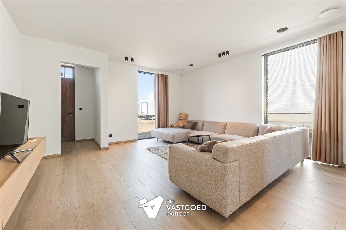 ZEER RUIME NIEUWBOUWWONING UITERST RUSTIG GELEGEN OP EEN PERCEEL VAN 1628M² TE OOSTHAM