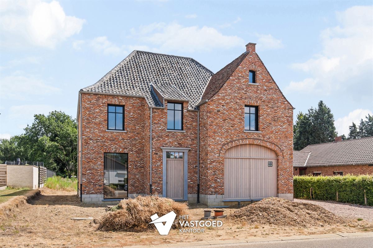 ZEER RUIME NIEUWBOUWWONING UITERST RUSTIG GELEGEN OP EEN PERCEEL VAN 1628M² TE OOSTHAM