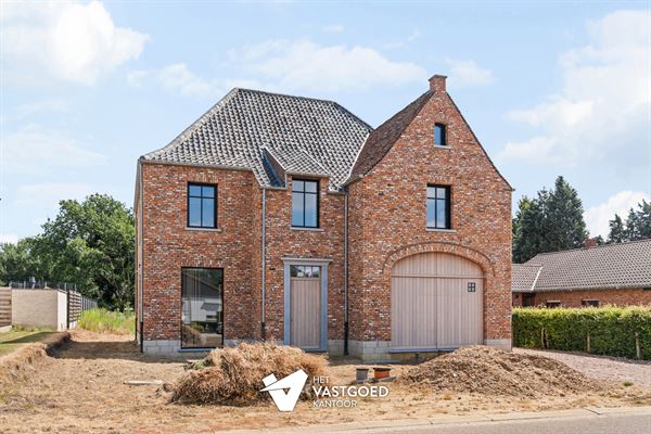 ZEER RUIME NIEUWBOUWWONING UITERST RUSTIG GELEGEN OP EEN PERCEEL VAN 1628M² TE OOSTHAM