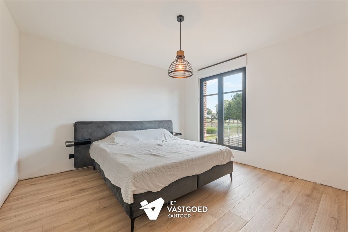 ZEER RUIME NIEUWBOUWWONING UITERST RUSTIG GELEGEN OP EEN PERCEEL VAN 1628M² TE OOSTHAM