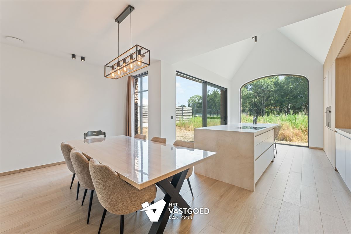 ZEER RUIME NIEUWBOUWWONING UITERST RUSTIG GELEGEN OP EEN PERCEEL VAN 1628M² TE OOSTHAM