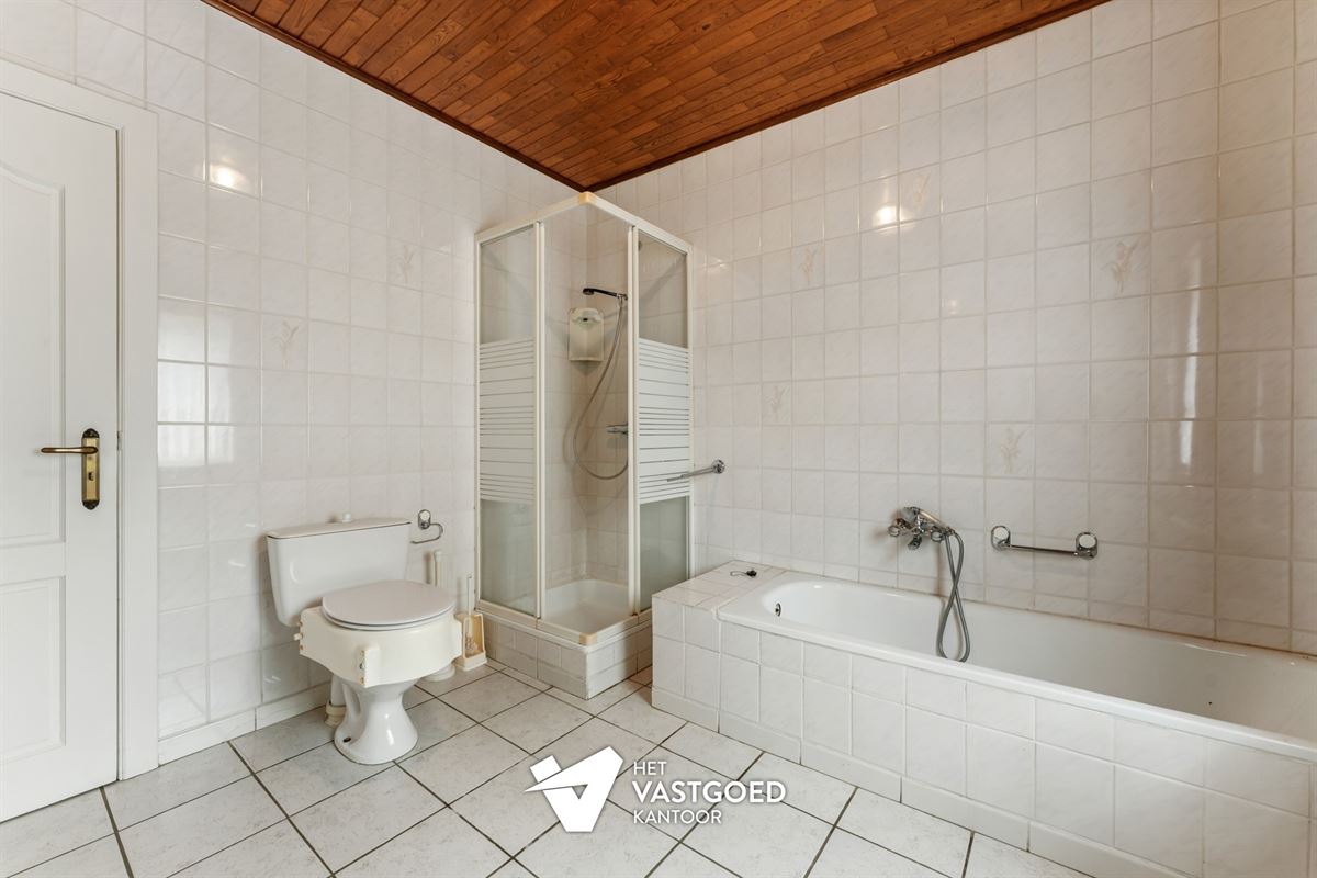 TE RENOVEREN KNUSSE WONING MET TUIN VAN 48A90CA EN LOODS EN GARAGE TE KAGGEVINNE