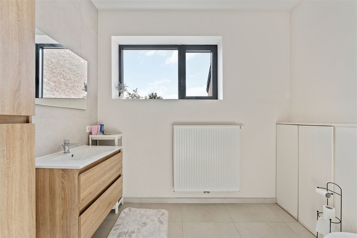 KNAPPE WONING (198M²) MET 3 SLAAPKAMERS + RUIME ZOLDER TE BEVERLO