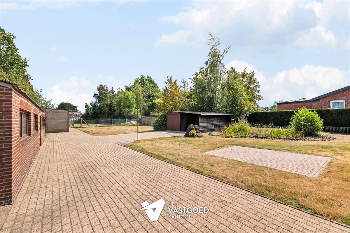 RUIME, STATIGE WONING OP GROENE LIGGING MET RUIM PERCEEL