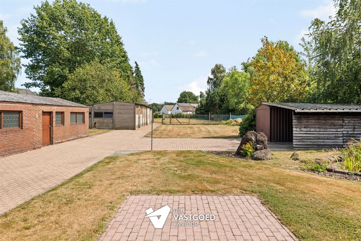RUIME, STATIGE WONING OP GROENE LIGGING MET RUIM PERCEEL