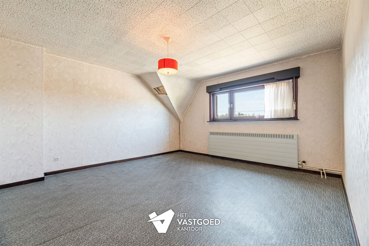 RUIME, STATIGE WONING OP GROENE LIGGING MET RUIM PERCEEL